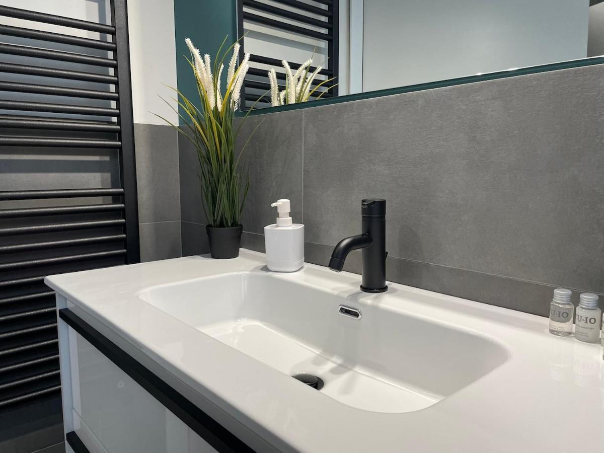 City Center - Modern Flat With Free Parking And Wifi - Apt B Bergamo Eksteriør billede
